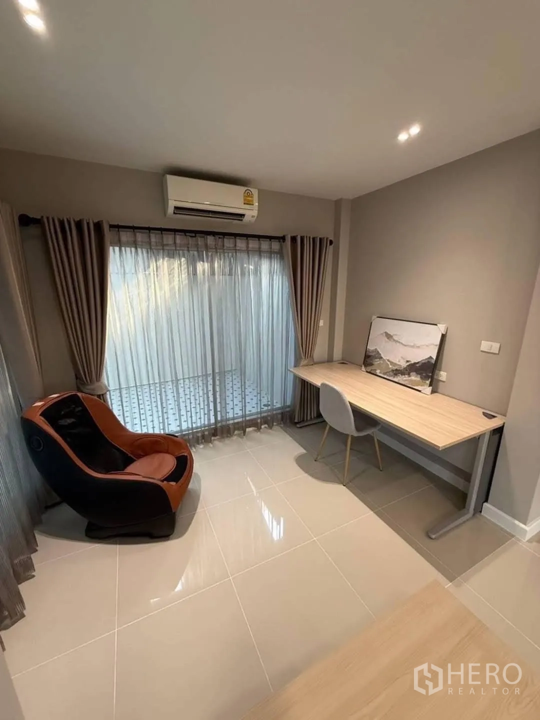 Detached House for rent in Prawet, Bangkok - Work-from-home room with long desk, massage chair and large windows.