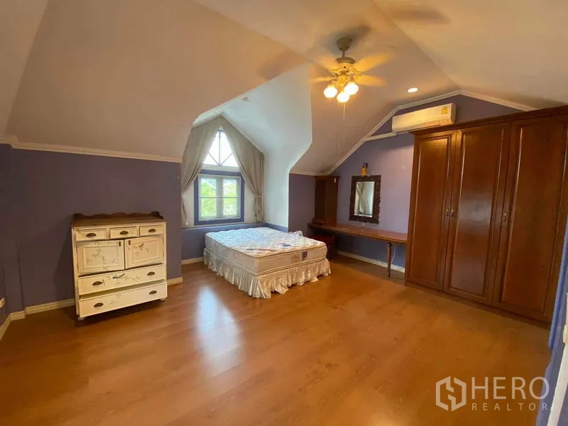 联排别墅 出租或出售在Mueang Samut Prakan, Samut Prakan - 顶层卧室，斜顶、老虎窗与木地板。