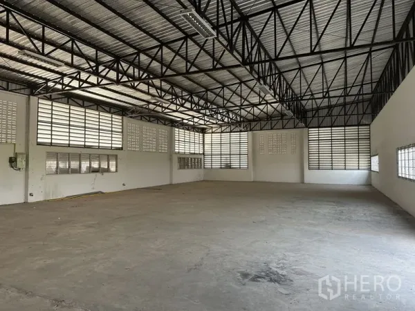 工厂 出租在Lam Luk Ka, Pathum Thani - 无柱大空间生产区，混凝土地面，自然采光充足。