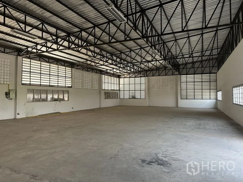 工厂 出租在Lam Luk Ka, Pathum Thani - 无柱大空间生产区，混凝土地面，自然采光充足。