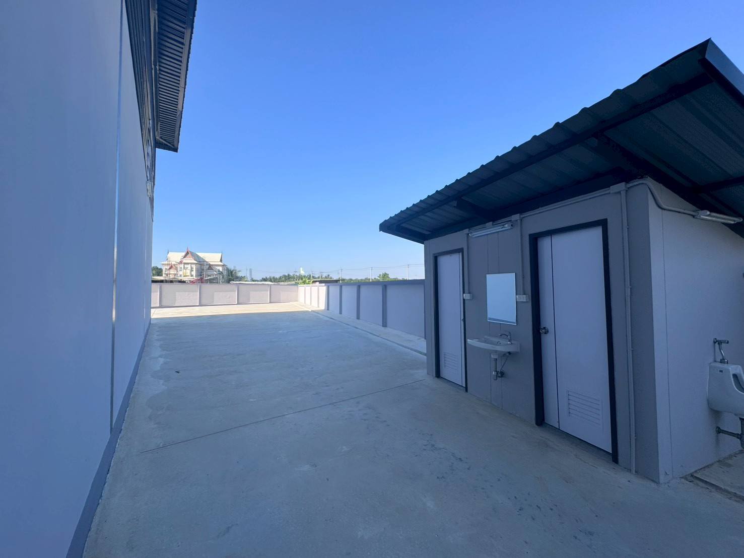 工厂 出售在Mueang Samut Sakhon, Samut Sakhon - 室外服务区，独立卫生间建筑与洗手池，宽阔通道。