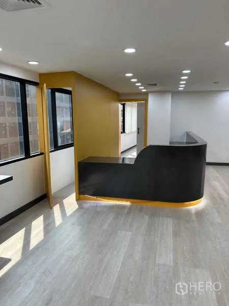 สำนักงาน ให้เช่าในKhlong Toei, Bangkok - รายละเอียดเคาน์เตอร์ต้อนรับ ข้างประตูภายในและช่องหน้าต่าง