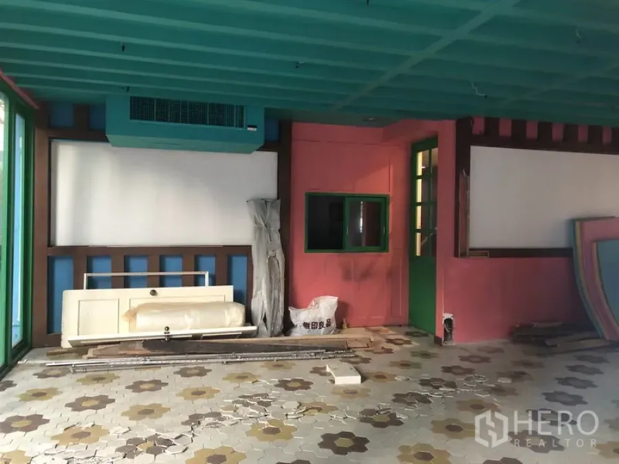 พื้นที่ขายปลีก ให้เช่าในKhlong Toei, Bangkok - ภายในพื้นที่ร้านค้าว่าง เพดานสีฟ้าน้ำทะเล ผนังสีชมพู พื้นกระเบื้องลาย พร้อมวัสดุงานตกแต่งเก็บไว้