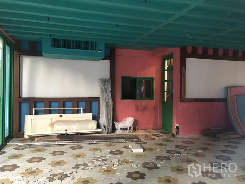 พื้นที่ขายปลีก ให้เช่าในKhlong Toei, Bangkok - ภายในพื้นที่ร้านค้าว่าง เพดานสีฟ้าน้ำทะเล ผนังสีชมพู พื้นกระเบื้องลาย พร้อมวัสดุงานตกแต่งเก็บไว้