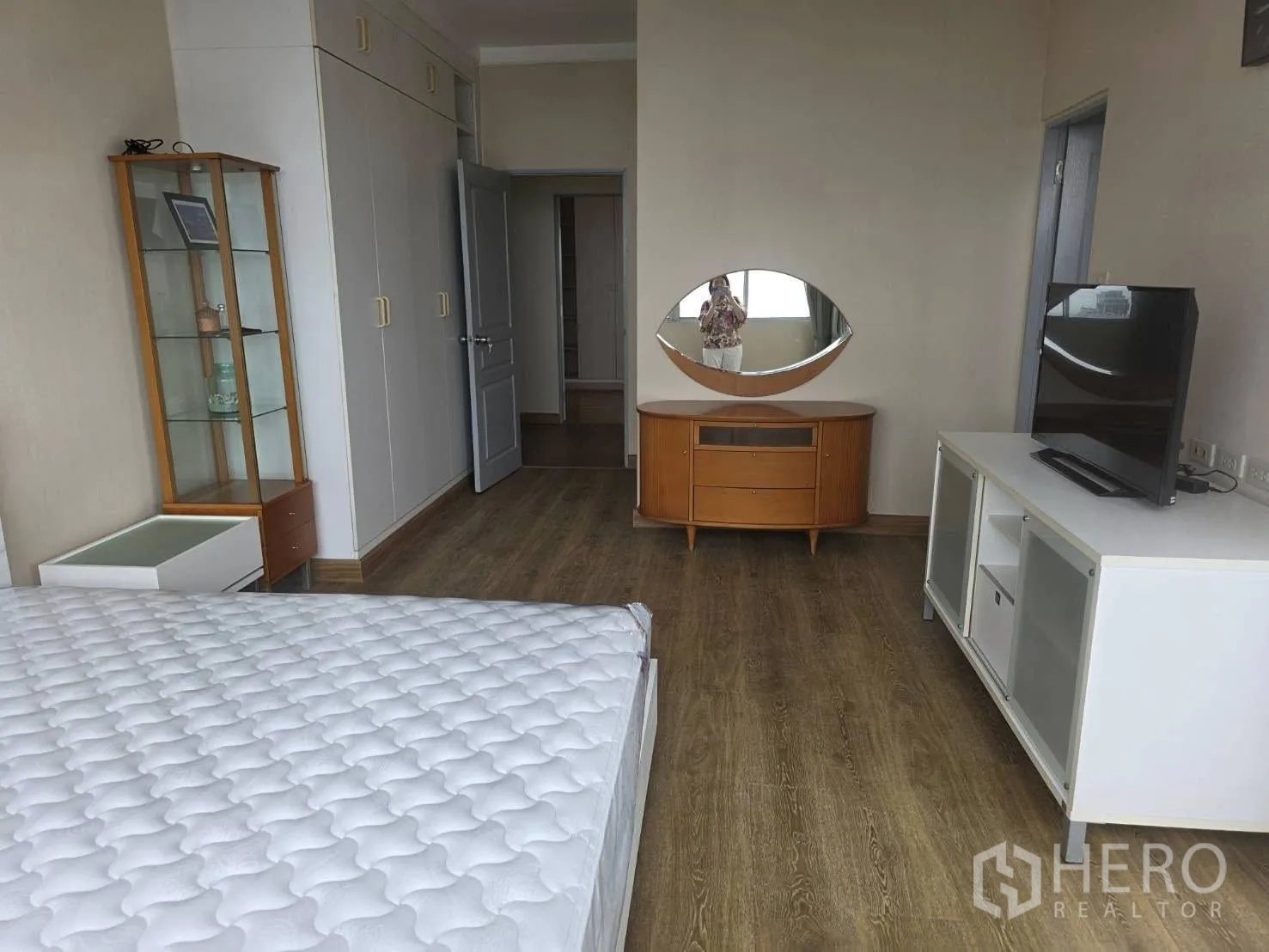 คอนโด ให้เช่าในKhlong Toei, Bangkok - มุมห้องนอนใหญ่พร้อมตู้โชว์กระจกและตู้วางทีวี