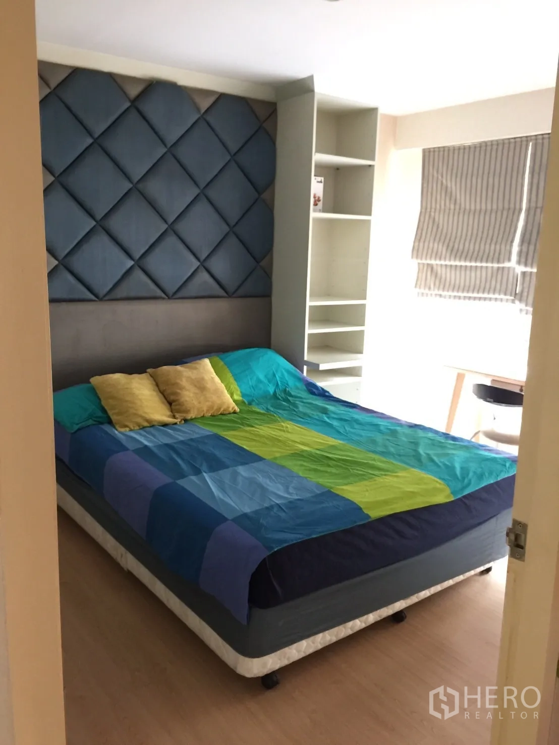 คอนโด ให้เช่าในKhlong Toei, Bangkok - ห้องนอนใหญ่ผนังหัวเตียงบุหนังสีน้ำเงิน เตียงขนาดใหญ่ และชั้นเก็บของ