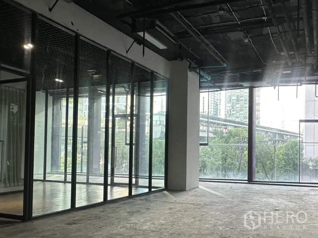 Retail Space for rent in Khlong Toei, Bangkok - Corner area with extensive glass frontage and city outlook through large panes.