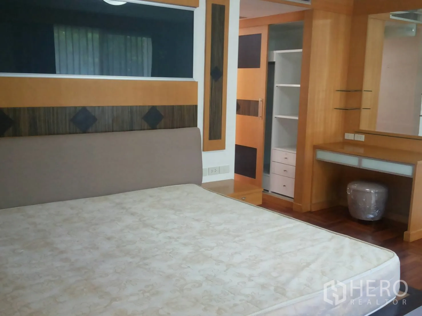 อพาร์ทเมนท์ ให้เช่าในKhlong Toei, Bangkok - ห้องนอนใหญ่มีตู้เสื้อผ้าบิลท์อิน โต๊ะเครื่องแป้ง และงานไม้โทนอุ่น