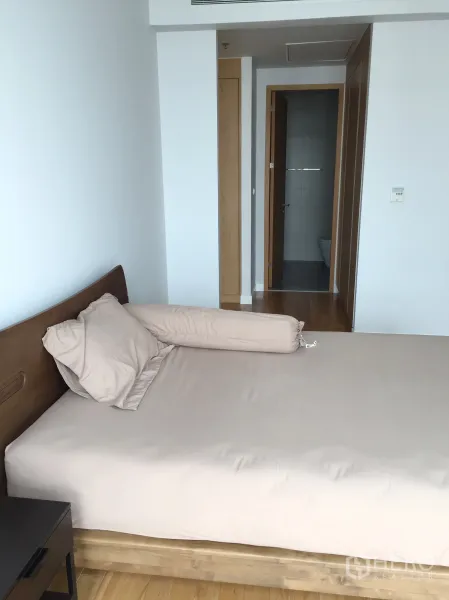 คอนโด ให้เช่าในKhlong Toei, Bangkok - ห้องนอนหลักเตียงไม้ เชื่อมต่อห้องน้ำในตัว