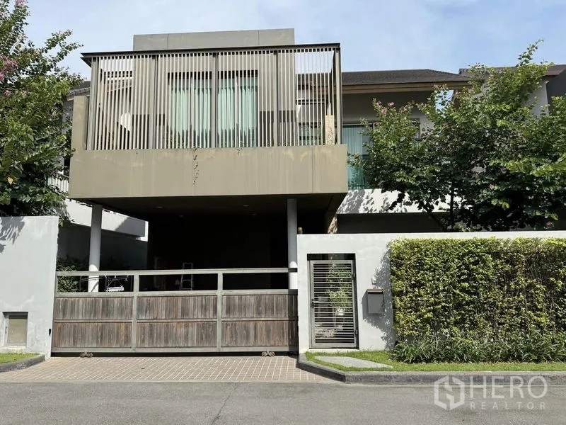 บ้าน ให้เช่าหรือขายในBang Kapi, Bangkok - ภายนอกบ้านเดี่ยวสองชั้นสมัยใหม่ มีกำแพงรั้วและที่จอดรถในร่ม