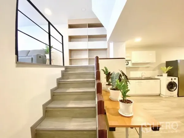 คอนโด ให้เช่า - โถงห้องแบบสเต็ปพร้อมบันได ชั้นวางบิลท์อิน และครัวเปิดพร้อมเครื่องซักผ้า