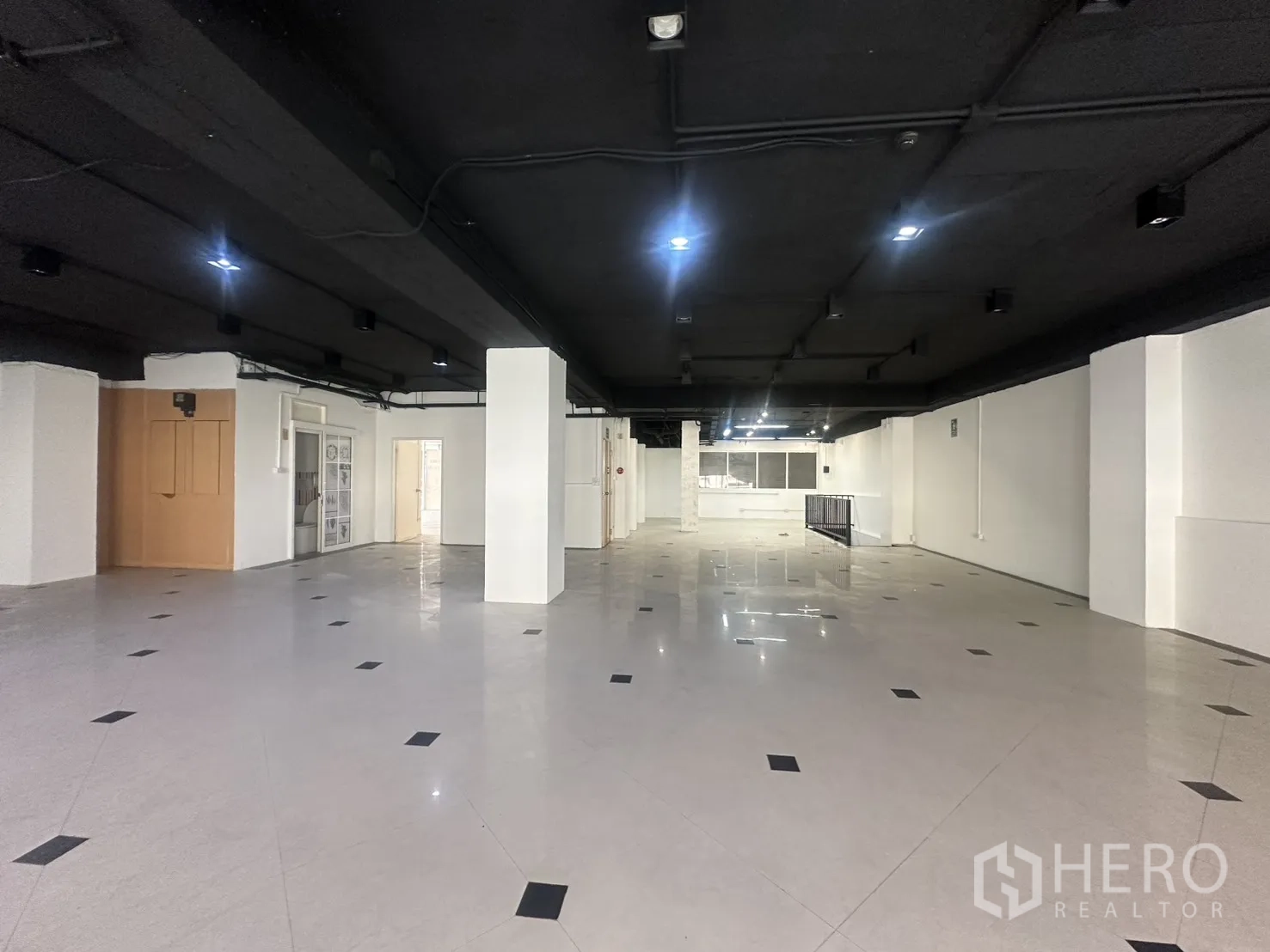 零售空间 for rent in Pathum Wan, Bangkok - 大开间夹层，黑色天花与结构柱
