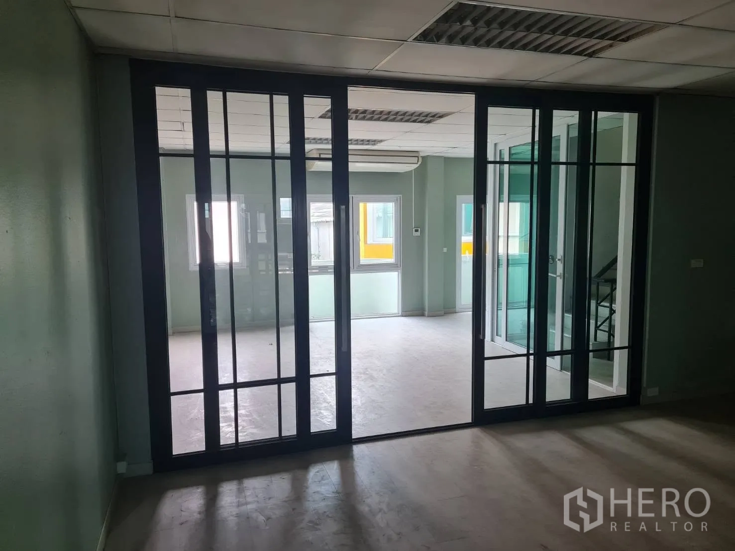 仓库 for rent in Phra Pradaeng, Samut Prakan - 办公区玻璃推拉隔断，旁有楼梯