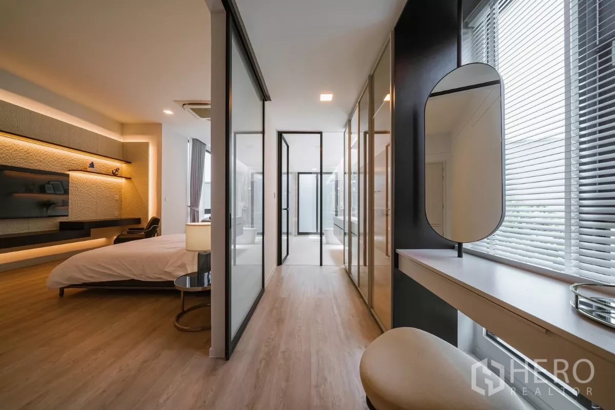 บ้าน ให้เช่าหรือขายในSaphan Sung, Bangkok - โถงสวีทหลักมีตู้เสื้อผ้า โต๊ะเครื่องแป้ง และประตูกระจกเข้าห้องน้ำ