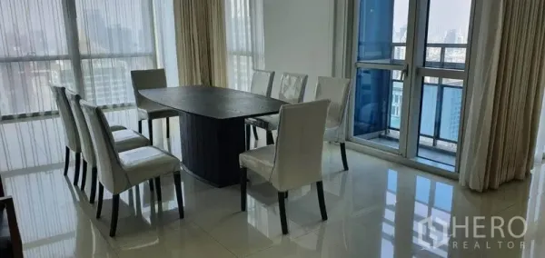 คอนโด ให้เช่าในPathum Wan, Bangkok - โต๊ะอาหารข้างประตูกระจกและระเบียงพร้อมวิวสกายไลน์