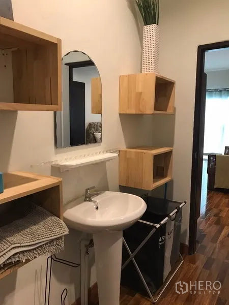 ทาวน์เฮาส์ ให้เช่าหรือขายในPhra Khanong, Bangkok - มุมล้างหน้าพร้อมอ่างตั้งพื้น กระจก และชั้นไม้เก็บของ