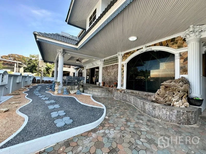 บ้าน ให้เช่าในTaling Chan, Bangkok - สวนหน้าบ้านมีทางเดินแผ่นปู พื้นปูหกเหลี่ยม และหน้าต่างโค้งใต้ชายคากว้าง.