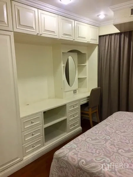 คอนโด ขายในWatthana, Bangkok - ตู้เสื้อผ้าบิวท์อินสีขาวพร้อมโต๊ะเครื่องแป้ง กระจกวงรีข้างเตียง