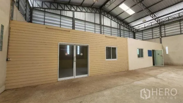 คลังสินค้า ให้เช่าในChon Buri - ออฟฟิศภายในพร้อมประตูกระจกบานเลื่อนและหน้าต่าง ใต้หลังคาโลหะระบายอากาศ