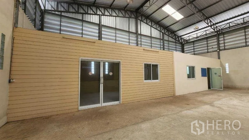 คลังสินค้า ให้เช่าในChon Buri - ออฟฟิศภายในพร้อมประตูกระจกบานเลื่อนและหน้าต่าง ใต้หลังคาโลหะระบายอากาศ