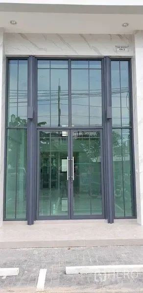 อาคารพาณิชย์ ให้เช่า - ด้านหน้ากระจกสูง ประตูคู่ พร้อมกรอบหน้าต่างแบบตารางของอาคารพาณิชย์สมัยใหม่