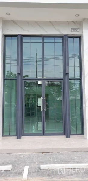อาคารพาณิชย์ ให้เช่า - ด้านหน้ากระจกสูง ประตูคู่ พร้อมกรอบหน้าต่างแบบตารางของอาคารพาณิชย์สมัยใหม่