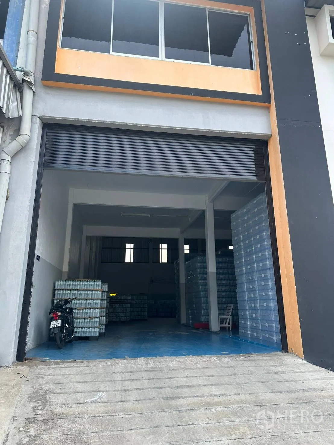 Factory for rent in Bang Phli, Samut Prakan - Wide roller shutter and ramped loading bay designed for truck access.