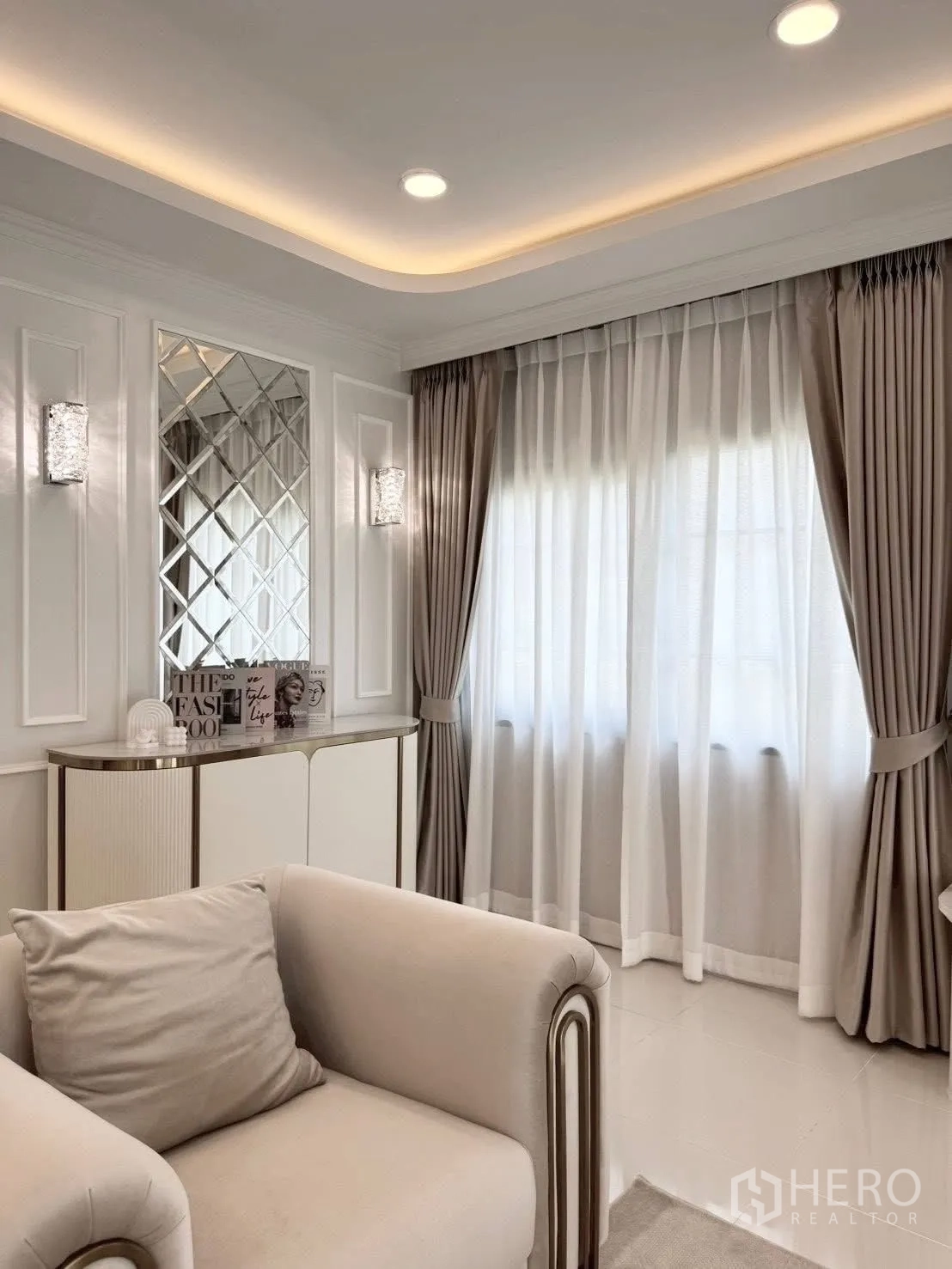 Detached House for rent in Bang Phli, Samut Prakan - Cozy corner with armchair, console cabinet, mirrored wall and draped curtains.