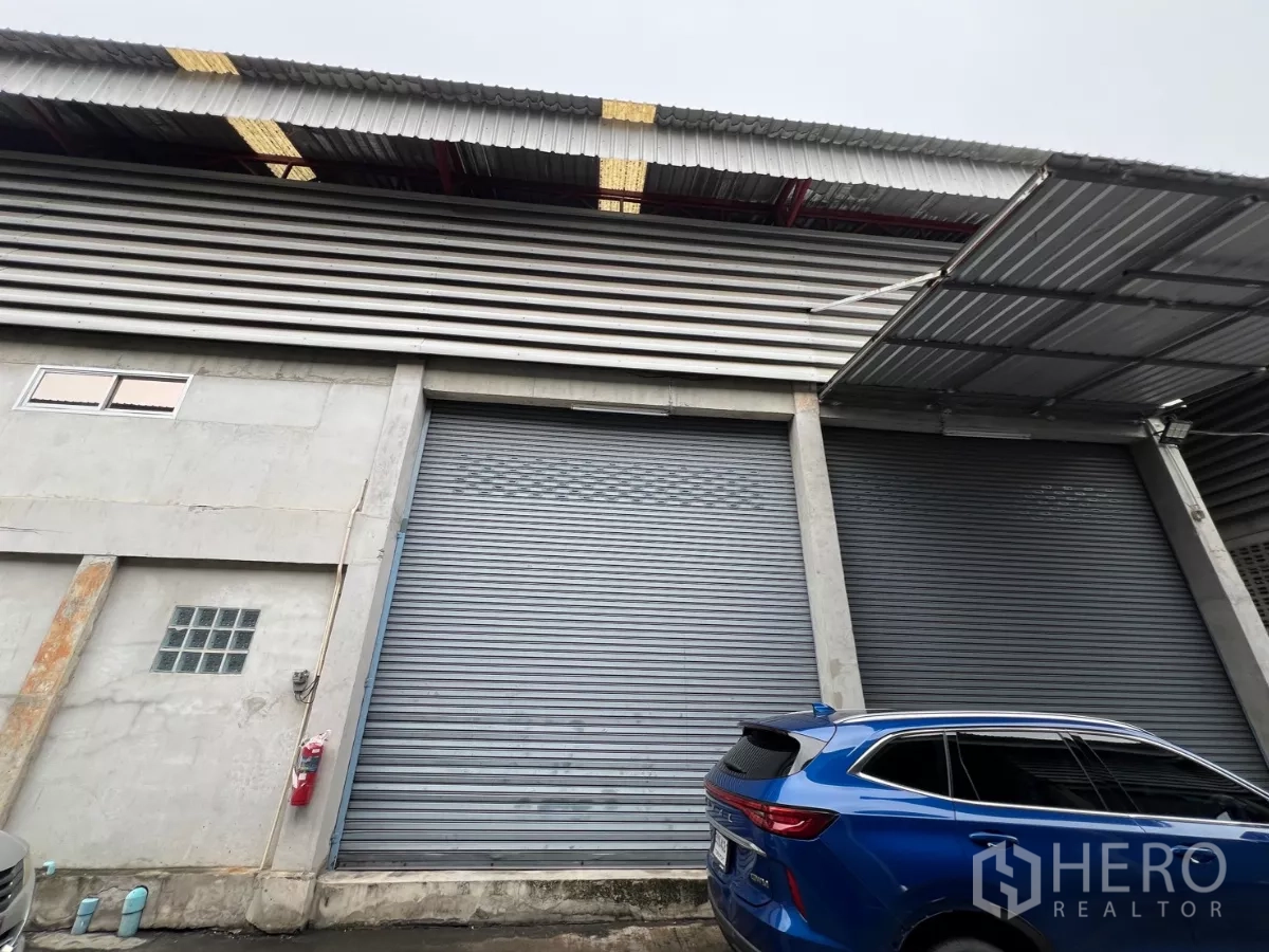 คลังสินค้า ให้เช่าในKhlong Sam Wa, Bangkok - ช่องโหลดหน้ากว้างพร้อมกันสาดสำหรับขนส่งสินค้า