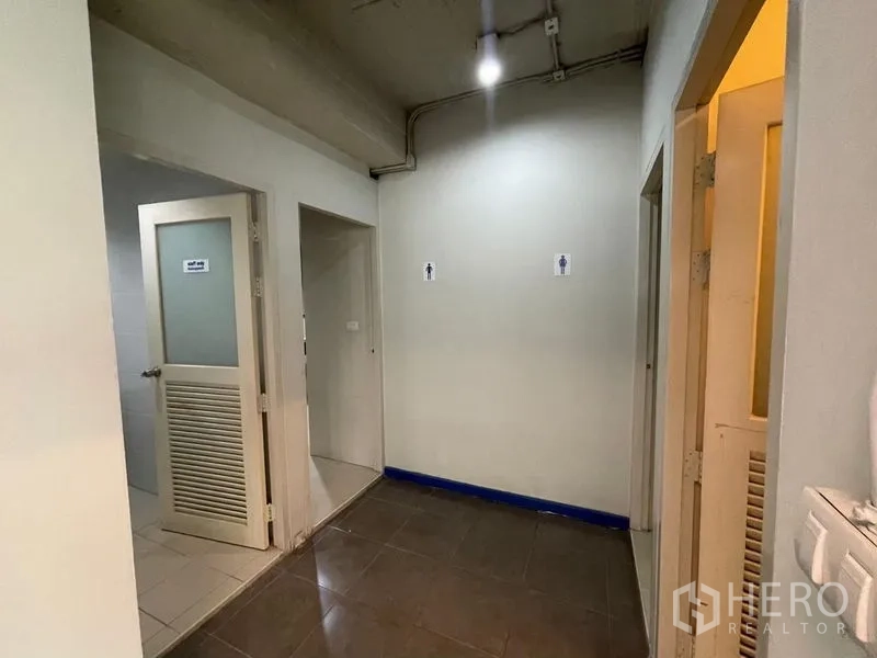 สำนักงาน ให้เช่าในRatchathewi, Bangkok - โถงทางเดินไปยังห้องน้ำชายหญิง พื้นกระเบื้องและประตูห้องบริการ