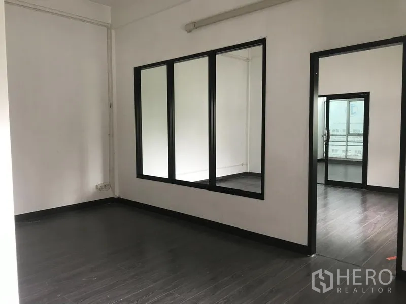 อาคารพาณิชย์ ให้เช่าในWatthana, Bangkok - ห้องทำงานพร้อมผนังกระจกบานใหญ่และประตูเชื่อมไปยังห้องประชุม