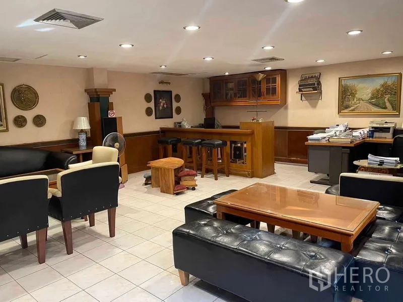 店屋 出租在Phaya Thai, Bangkok - 休闲区带吧台、吧椅、沙发与筒灯照明。