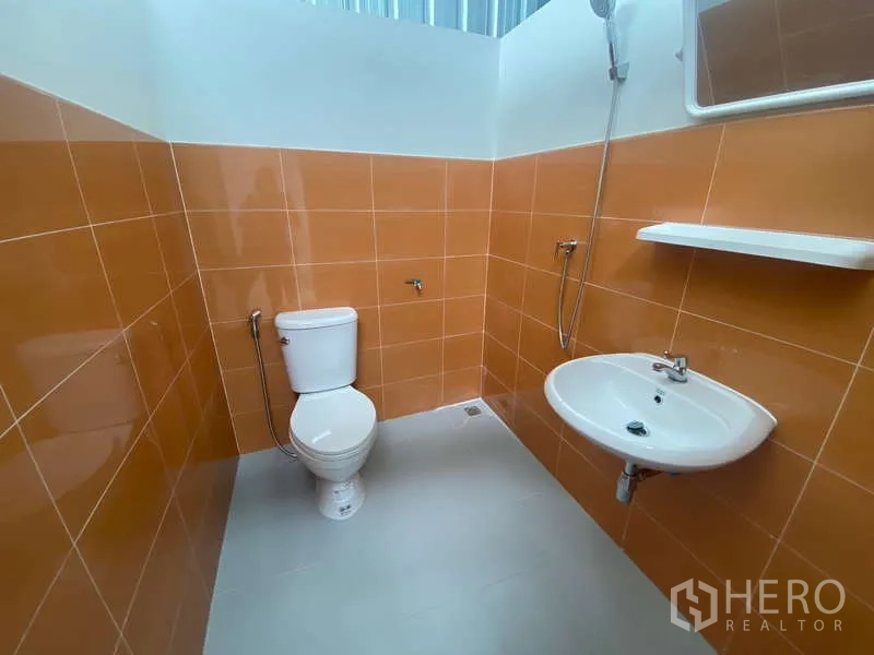 คลังสินค้า ให้เช่าในKhlong Toei, Bangkok - ห้องน้ำกระเบื้องสีส้ม พร้อมโถสุขภัณฑ์ อ่างล้างหน้า สายฉีด และฝักบัว
