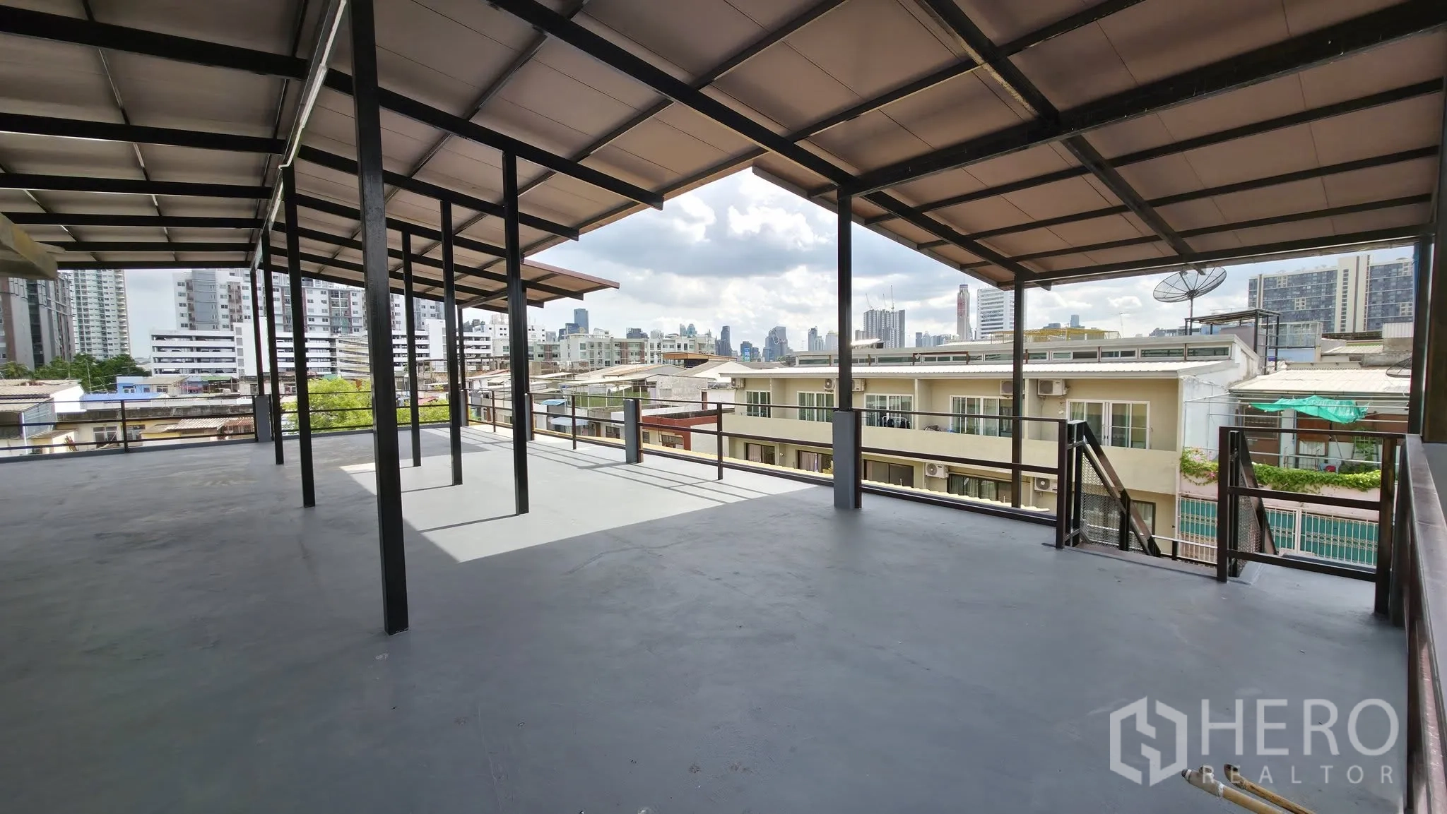 โกดัง for rent in Din Daeng, Bangkok - ดาดฟ้าคลุมหลังคาพื้นที่กว้าง มองเห็นวิวเส้นขอบฟ้าเมือง