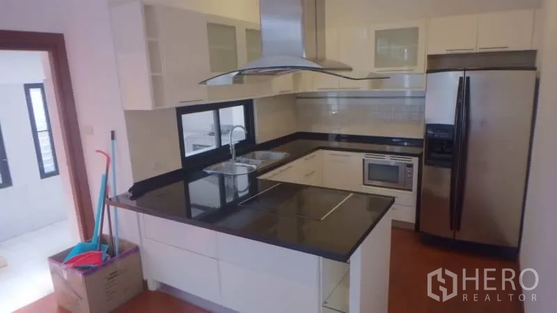 บ้าน ให้เช่าในWatthana, Bangkok - ครัวรูปตัวยู ท็อปหินแกรนิต ฮูดดูดควัน และเครื่องใช้สแตนเลส