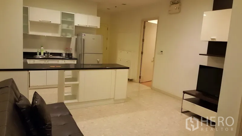 คอนโด ให้เช่าในKhlong Toei, Bangkok - โซนรับแขกแบบเปิดเชื่อมครัวสีขาว เคาน์เตอร์บาร์ ตู้เย็น และโซฟา