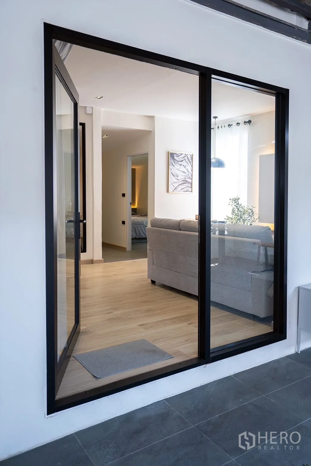 บ้าน ให้เช่าในHuai Khwang, Bangkok - ประตูบานเลื่อนกรอบดำ เปิดสู่ห้องนั่งเล่นสว่าง