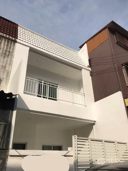 带办公室的家 出租或出售在Phra Khanong, Bangkok - 现代白色联排外立面，带阳台与大门。