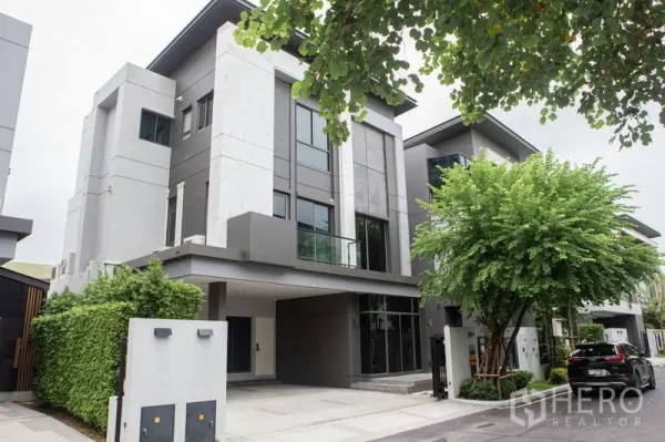 独立式住宅 出租或出售在Bangkok - 旺通朗现代三层独栋外立面，带车道与成树绿化。