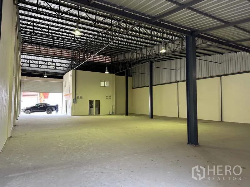 โรงงาน ขายในMueang Samut Prakan, Samut Prakan - มุมมองไปยังทางเข้าโกดัง มีส่วนออฟฟิศด้านหน้าและช่องโหลดสินค้ากว้าง