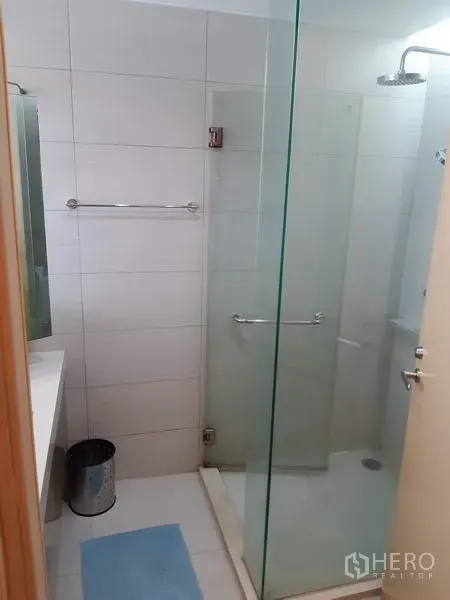 คอนโด ให้เช่าในKhlong Toei, Bangkok - ห้องน้ำสไตล์โมเดิร์น กั้นอาบน้ำกระจกพร้อมเรนชาวเวอร์ และผนังปูกระเบื้องสีขาว