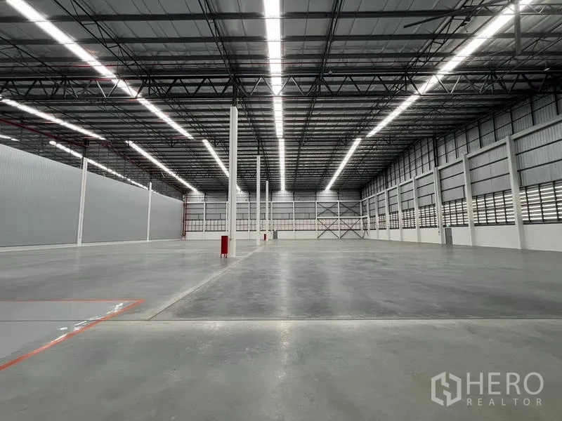 Warehouse for rent in Chon Buri - Wide open storage hall with tall ceilings, steel trusses and clear aisles.
