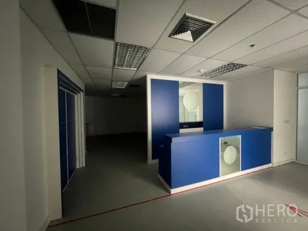 办公空间 出租 - 蓝色前台接待区，吊顶照明明亮。