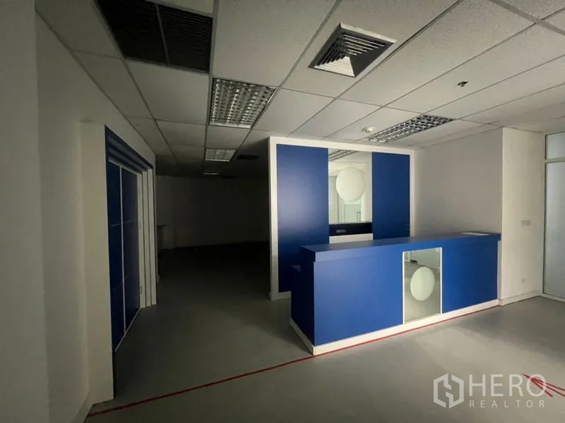 办公空间 出租 - 蓝色前台接待区，吊顶照明明亮。
