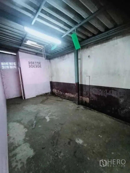 货栈 出售在Khlong Luang, Pathum Thani - 现代感蓝色仓库立面，敞开的大卷闸与前院