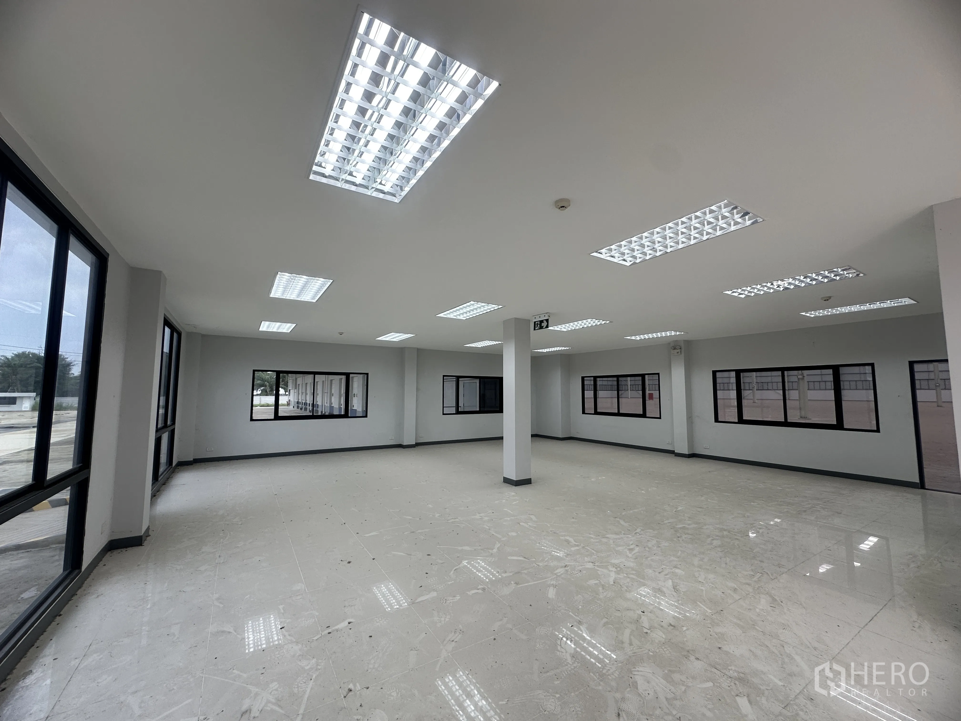 โกดัง for rent in Mueang Chon Buri, Chon Buri - ห้องออฟฟิศอีกส่วนพร้อมไฟฝ้าตารางและหน้าต่างรอบด้าน