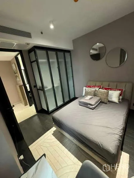 公寓 出租在Bang Rak, Bangkok - 温馨卧室，双人床与玻璃衣柜