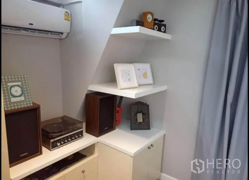 คอนโด ให้เช่าหรือขายในKhlong Toei, Bangkok - มุมชั้นวางของพร้อมเครื่องเล่นแผ่นเสียง ลำโพง และของตกแต่ง ใตเครื่องปรับอากาศ
