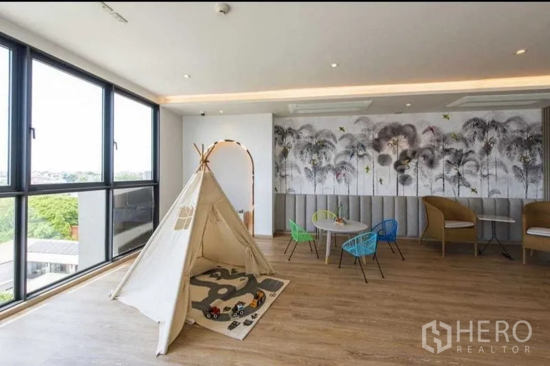 คอนโด ให้เช่าในBang Na, Bangkok - ห้องเล่นเด็กพร้อมเต็นท์ทรงอินเดียน โปสเตอร์ลายสนุก และหน้าต่างบานใหญ่
