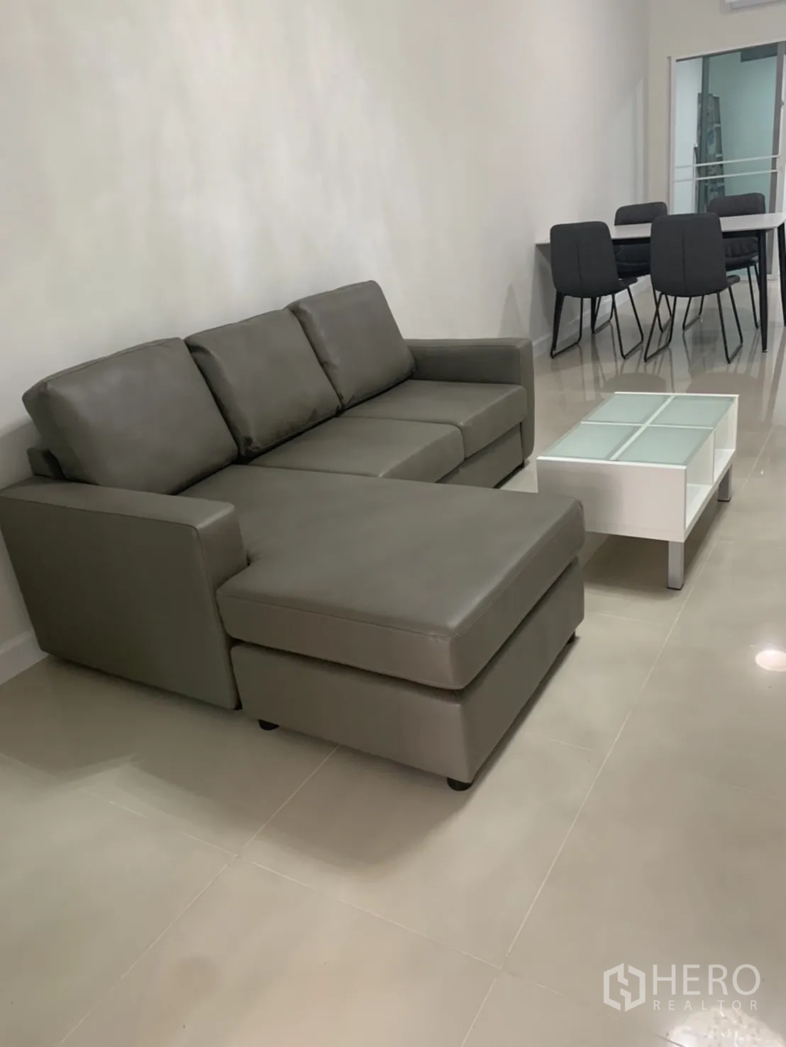 联排别墅 for rent in Bang Kapi, Bangkok - 灰色L形沙发与脚踏及白色茶几特写。